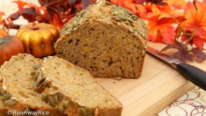 Pumpkin Spice Bread - enjoy the flavors and aroma of autumn in this delicious bread | recipe from runawayrice.com