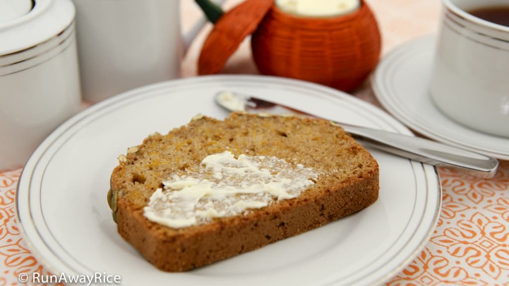 Pumpkin Spice Bread - enjoy with a cup of coffee! | recipe from runawayrice.com