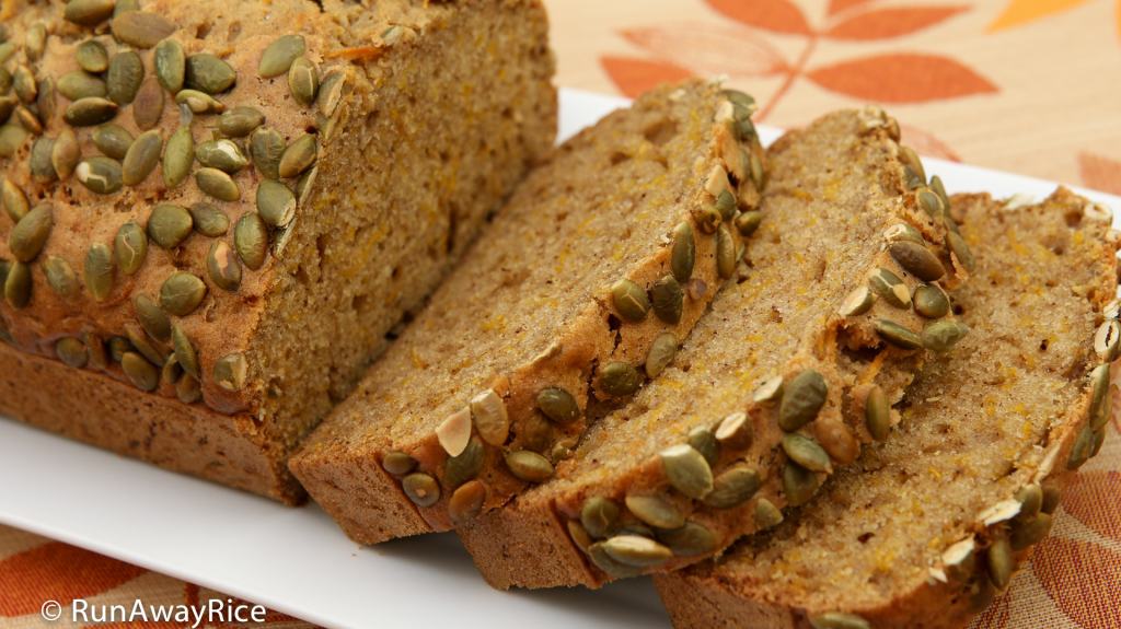 Pumpkin Spice Bread - hearty and aromatic | recipe from runawayrice.com
