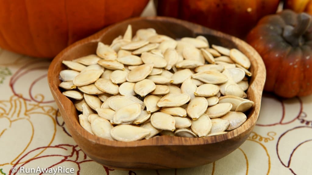 How to Roast Pumpkin Seeds - delicious and healthy snack! | recipe from runawayrice.com