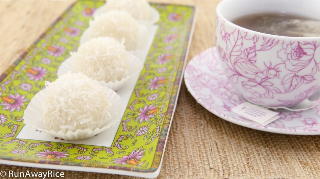 Snowball Cakes / Mochi Cake / Nut-Filled Glutinous Rice Balls / Banh Bao Chi - a perfect sweet treat to go with tea! | recipe from runawayrice.com