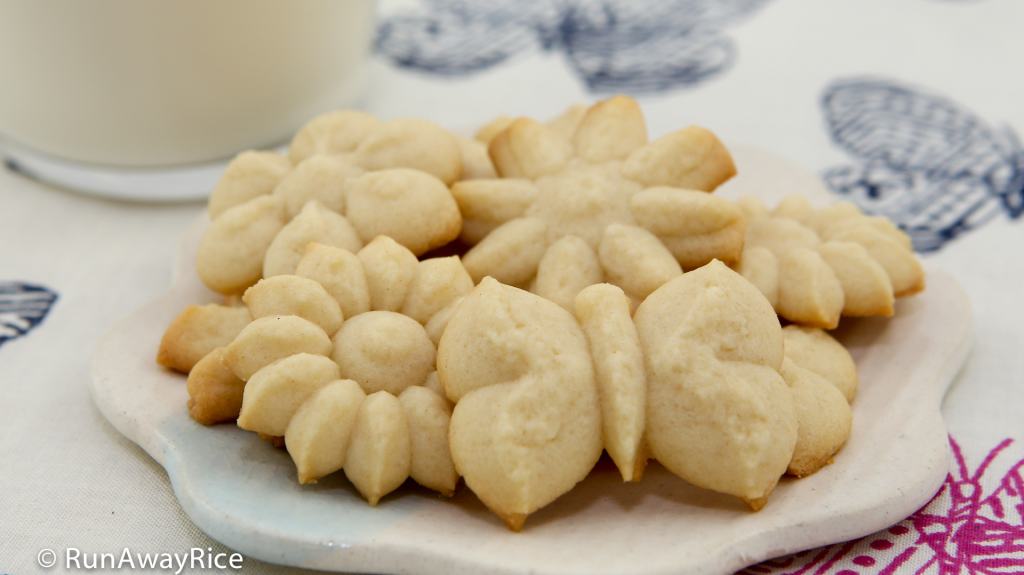 Butter Cookies (Banh Bo) - super easy, pressed cookie recipe | recipe from runawayrice.com