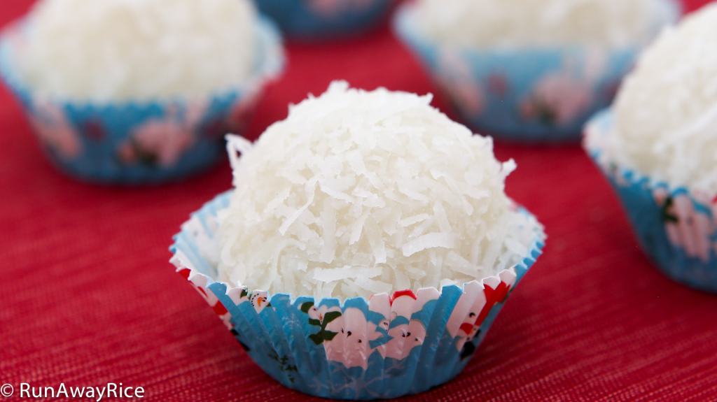 Coconut Snowball Cakes (Banh Bao Chi) - festive sweet treat for the holidays! | recipe from runawayrice.com