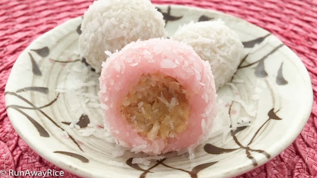 Snowball Cakes / Mochi Cake / Nut-Filled Glutinous Rice Balls / Banh Bao Chi - a perfect combination of coconut, peanuts and glutinous rice | recipe from runawayrice.com