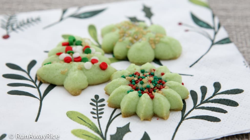 Pandan Butter Cookies (Banh Bo La Dua) - beautiful and delicious holiday cookies | recipe from runawayrice.com