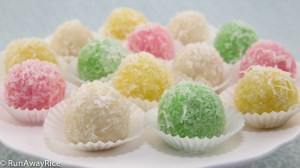 Snowball Cakes / Mochi Cake / Nut-Filled Glutinous Rice Balls / Banh Bao Chi - easy recipe for this popular Vietnamese treat | recipe from runawayrice.com
