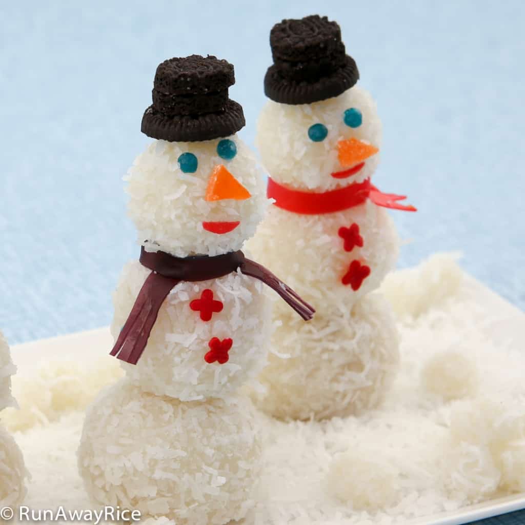 Snowmen Snowball Cakes - making these festive cakes is fun activity the kiddies will love! | recipe from runawayrice.com