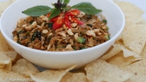 Baby Clams and Basil Appetizer (Hen Xao) - Served with Tortilla Chips | recipe from runawayrice.com
