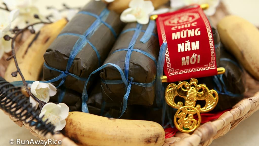 Sticky Rice and Banana Cakes (Banh Tet Chuoi) - Essential treats for Lunar New Year | recipe from runawayrice.com