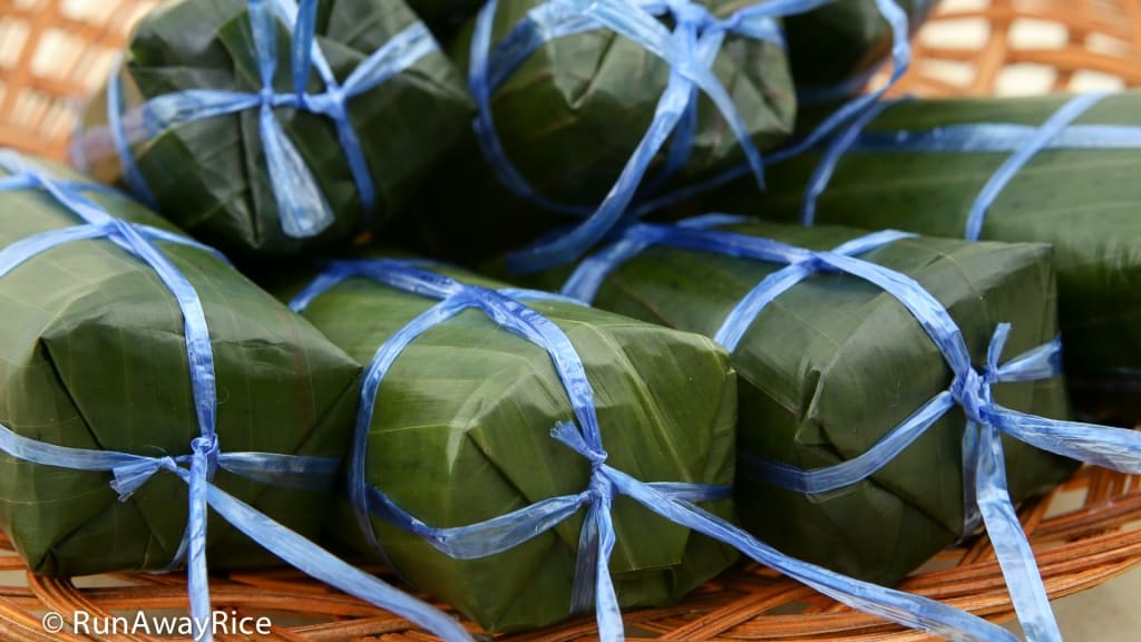 Sticky Rice and Banana Cakes (Banh Tet Chuoi) - Delicious sweet cakes wrapped in banana leaves | recipe from runawayrice.com