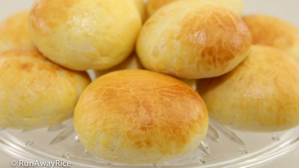 Baked Pork Buns (Banh Bao Nuong) - Fluffy buns filled with savory Chinese barbecue pork | recipe from runawyrice.com