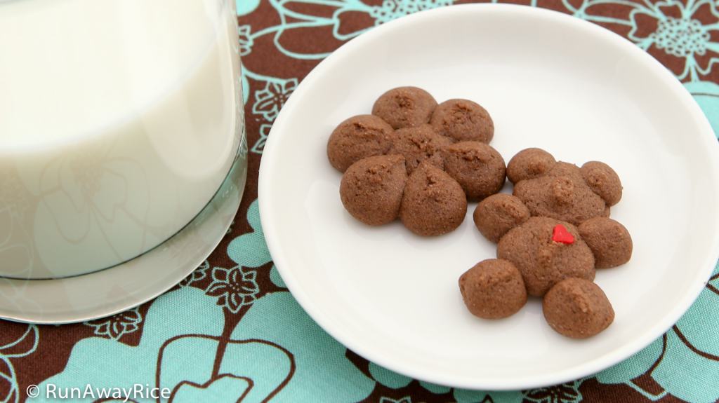 Chocolate Shortbread Cookies and Milk - The BEST way to enjoy these yummy cookies | recipe from runawayrice.com