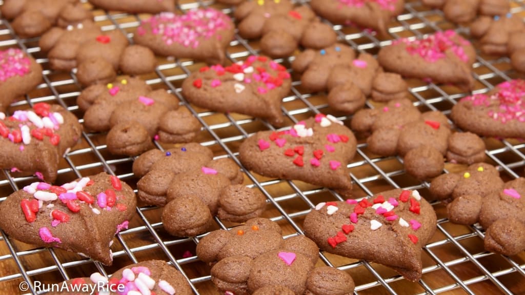Chocolate Shortbread Cookies - Homemade Valentine's Day Press Cookies | recipe from runawayrice.com