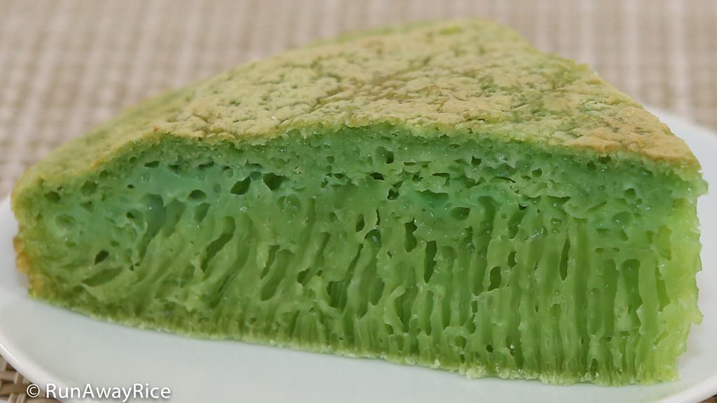 Honeycomb Cake (Banh Bo Nuong) - What makes this cake so beautifully green? | recipe from runawayrice