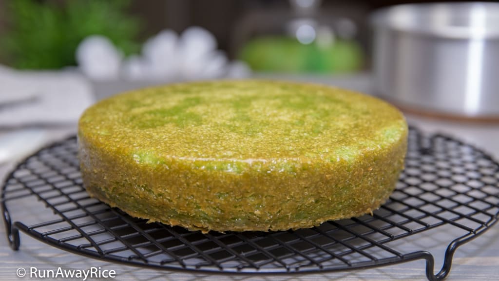 Honeycomb Cake - Eggless/Vegetarian Recipe (Banh Bo Nuong Chay) - Delicious Pandan flavored cake made without eggs | recipe from runwayrice.com