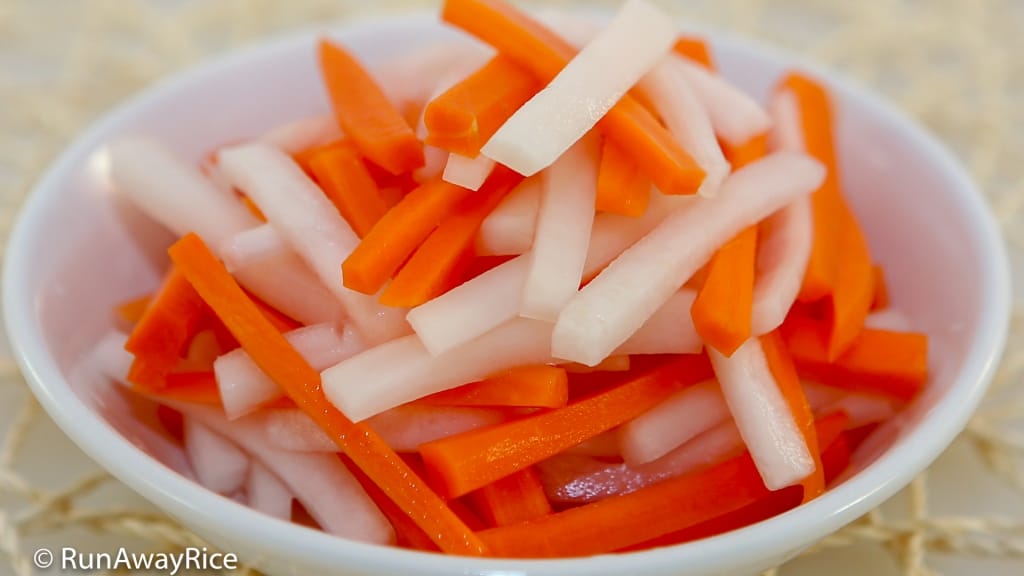 Carrot and Radish Pickles (Do Chua) - Essential Banh Mi Pickles | recipe from runawayrice.com