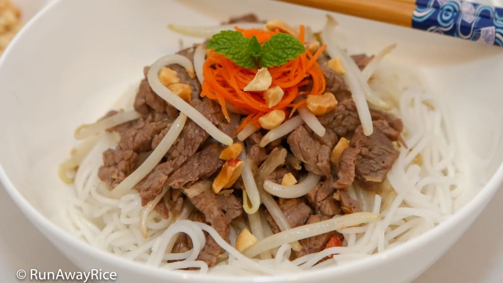 Lemongrass Beef over Rice Noodles (Bun Bo Xao) - Delicious Noodle Salad | recipe from runawayrice.com