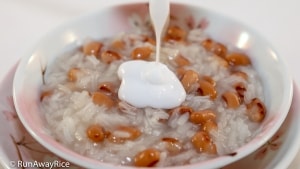 Rice Pudding with Black-Eyed Peas and Coconut Milk (Che Dau Trang) - Classic Viet Dessert | recipe from runawayrice.com