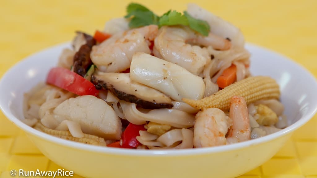 Stir-Fried Seafood Noodles (Hu Tieu Xao Do Bien) - Healthier When Made at Home! | recipe from runawayrice.com