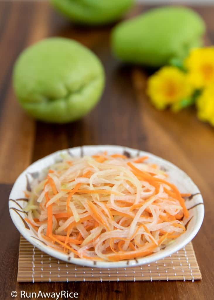 Carrot and Chayote Pickles (Do Chua Ca Rot Su Su) - Easy Refrigerator Pickles Recipe | recipe from runawayrice.com