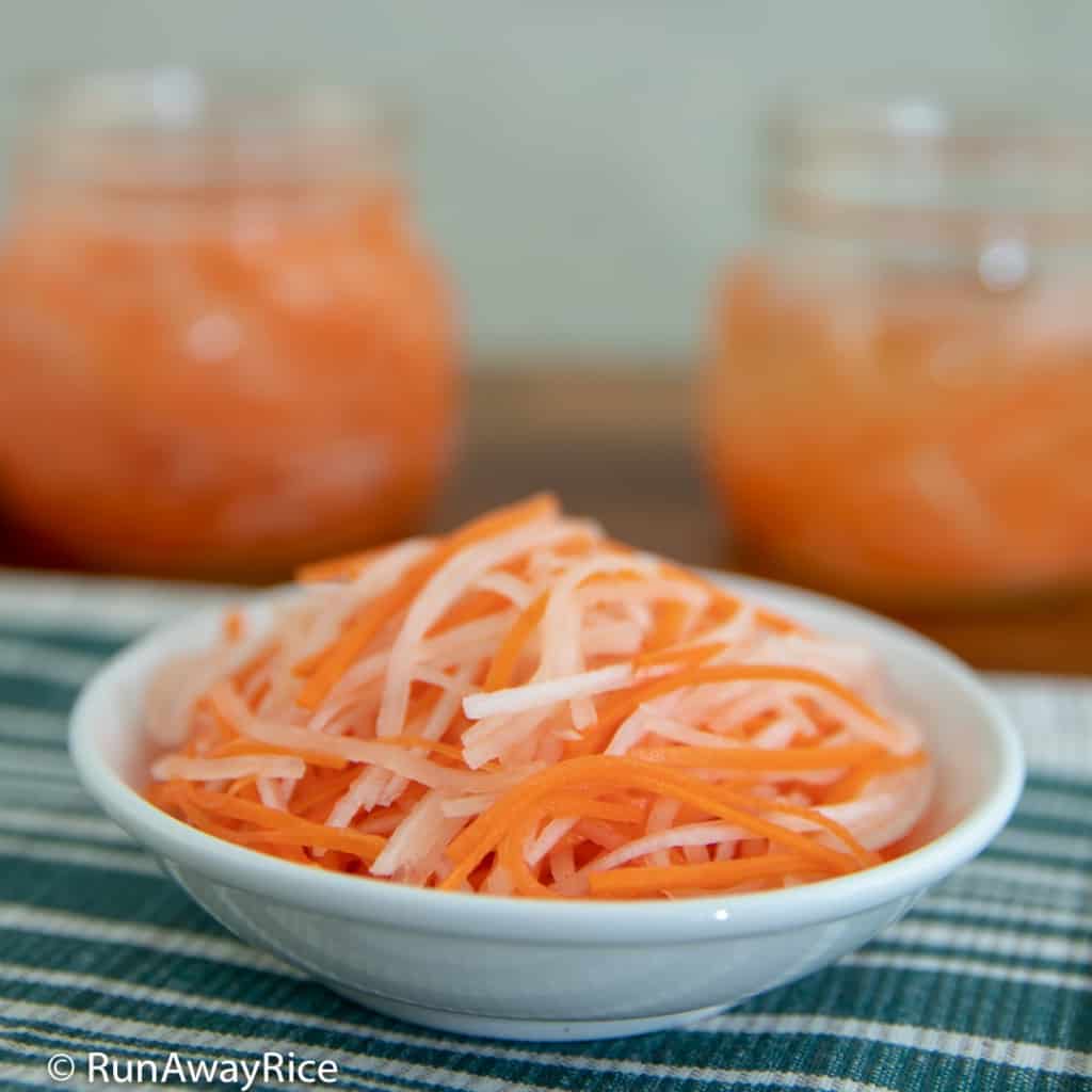 Carrot and Radish Pickles (Do Chua) - The perfect condiment for sandwiches and more! | recipe from runawayrice.com
