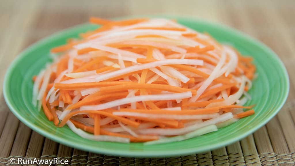 Carrot and Papaya Pickles (Do Chua Ca Rot Du Du) - Learn the Simple Recipe | recipe from runawayrice.com