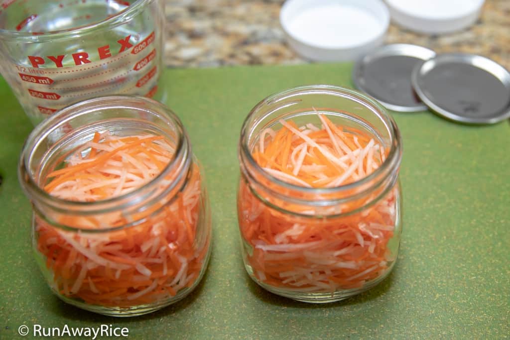 Carrot and Radish Pickles (Do Chua) - How to Keep Your Fridge Stink-free! | recipe from runawayrice.com
