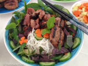 Grilled Pork Patties Noodle Bowl - Flavorful BBQ Meat in a Refreshing Rice Noodle Bowl | recipe from runawayrice.com