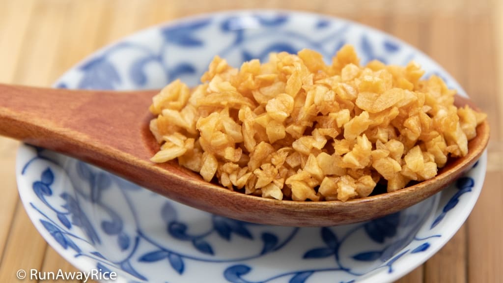 Fried Garlic (Toi Phi) - Easy Homemade Recipe! | recipe from runwayrice.com