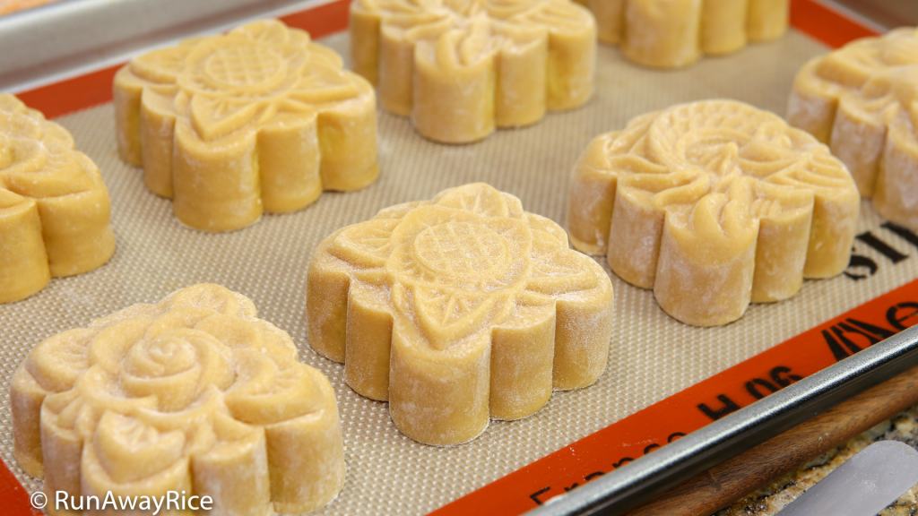 Essential Mooncake Guide (Banh Trung Thu) with Recipes | from runawayrice.com