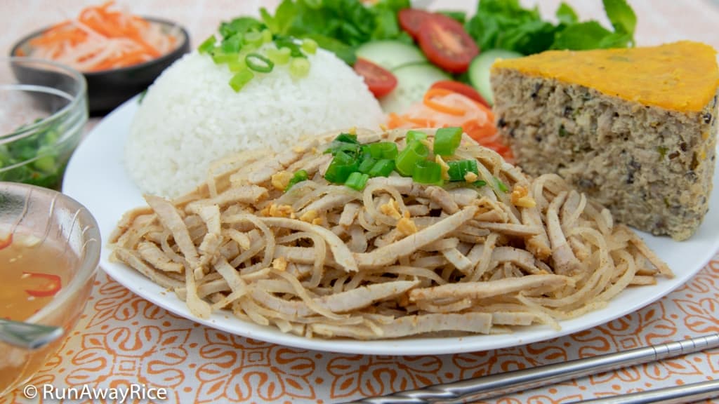 Shredded Pork Skin (Bi Heo) - Amazing Combo Rice Plate! | recipe from runawayrice.com