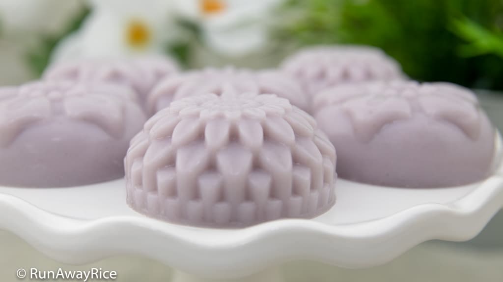 Taro and Coconut Agar Mooncakes (Banh Trung Thu Thach Khoai Mon Nhan Dua) - Chilled Snack Cakes for Mid-Autumn Festival | recipe from runawayrice.com