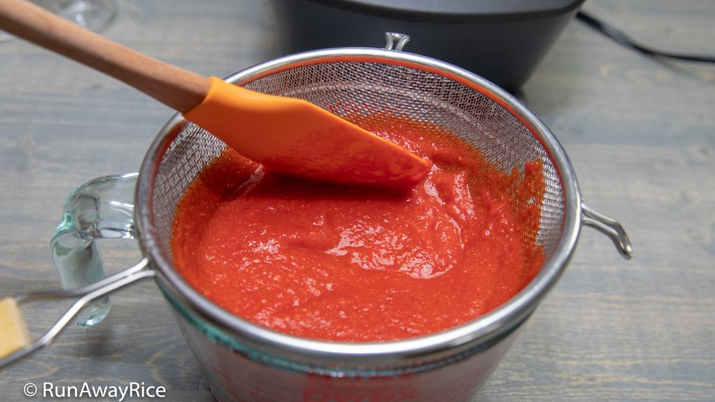 Chili Sauce / Hot Sauce (Tuong Ot) - Homemade Sriracha Sauce | recipe from runawayrice.com
