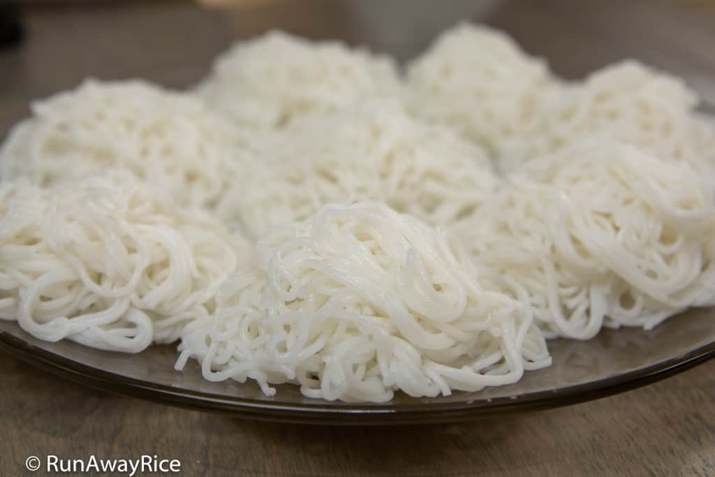 Fresh Rice Noodle / Rice Vermicelli (Bun Tuoi) - Homemade and Healthy! | recipe from runawayrice.com