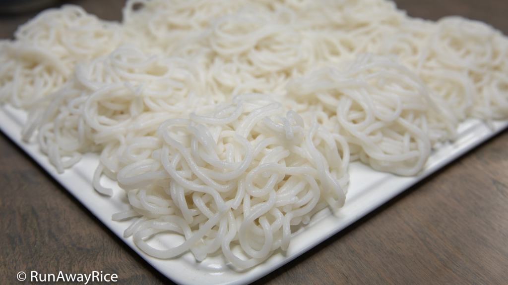 Fresh Rice Noodle / Rice Vermicelli (Bun Tuoi) - Amazing Fresh Noodles! | recipe from runawayrice.com