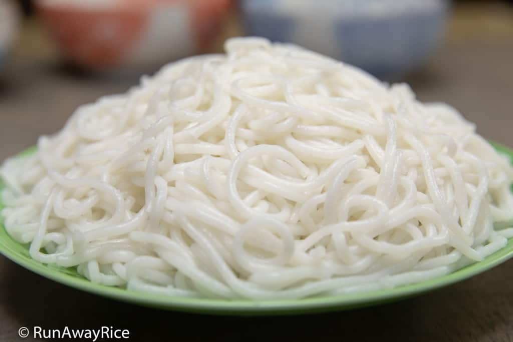 Fresh Rice Noodle / Rice Vermicelli (Bun Tuoi) - Gluten-free and So Easy To Make! | recipe from runawayrice.com