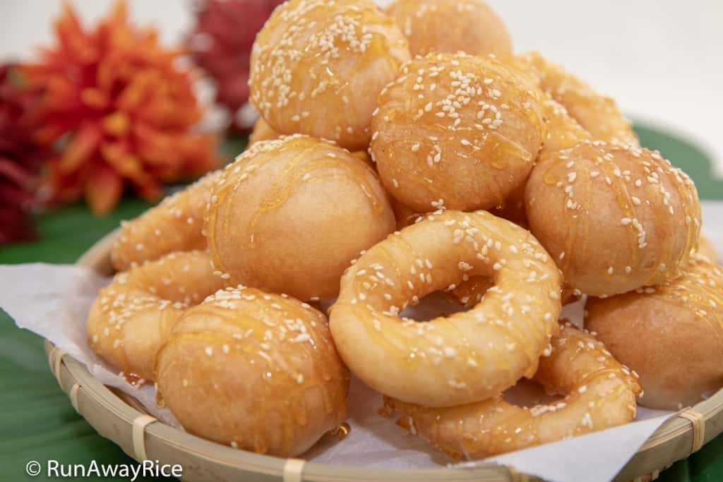 Vietnamese Donuts (Banh Cam Banh Vong) - Amazingly Crispy, Gluten-Free Donuts | recipe from runawayrice.com