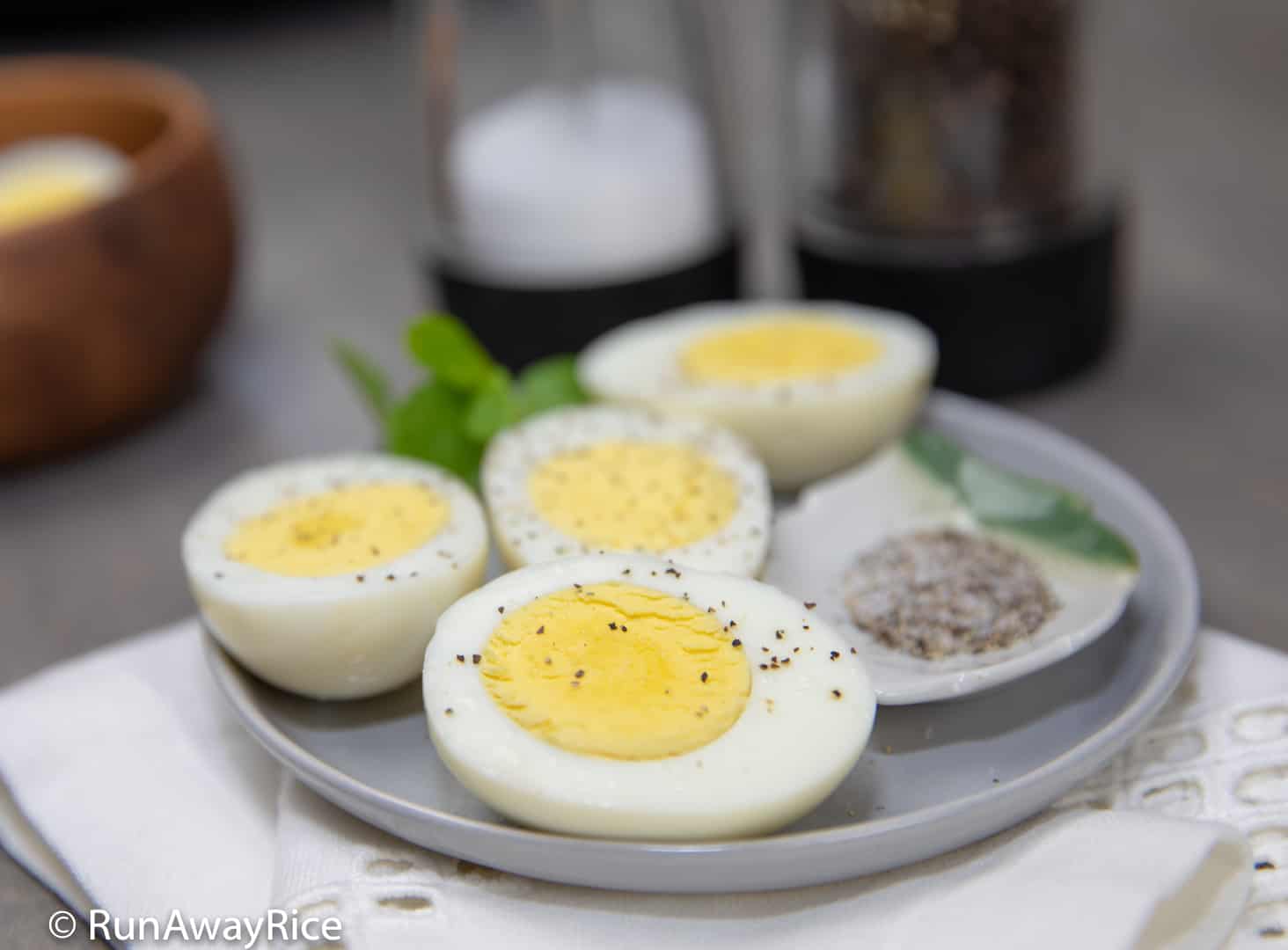 http://runawayrice.com/wp-content/uploads/2019/02/Instant-Pot-Hard-Boiled-Eggs-Sprinkled-with-Salt-and-Pepper.jpg