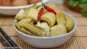 Pickled Mustard Greens (Dua Cai Chua) - Natural Fermentation Recipe | recipe from runawayrice.com