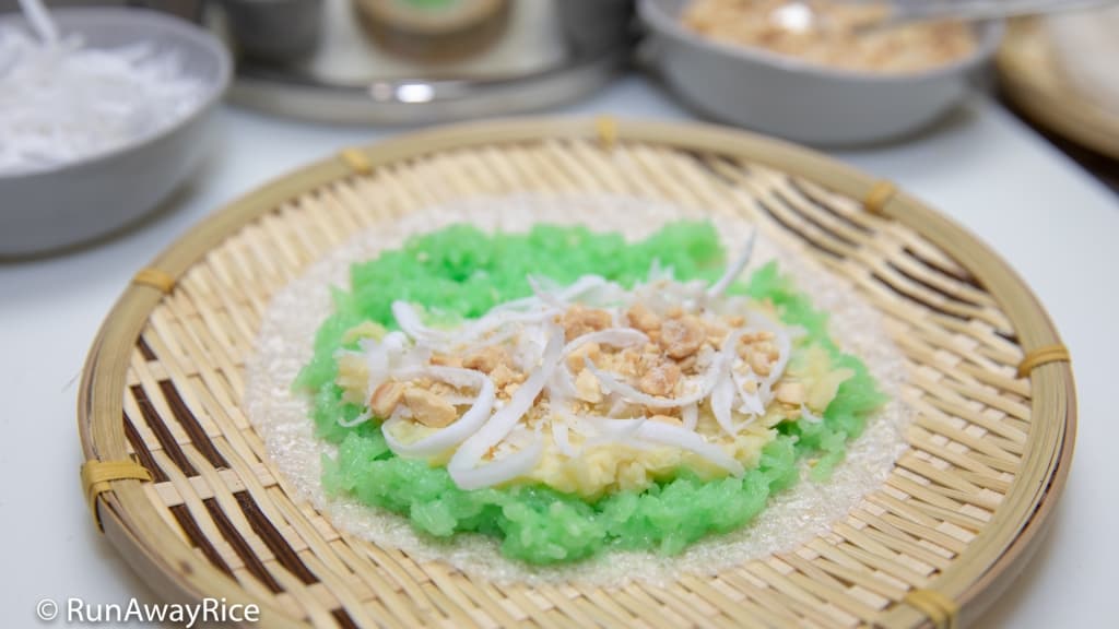 Pandan Sticky Rice with Tapioca Paper (Xoi Boc Banh Trang) - Delicious Breakfast Treat! | recipe from runawayrice.com