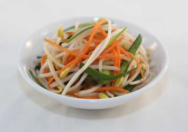 Pickled Bean Sprouts (Dua Gia) | recipe from runawayrice.com