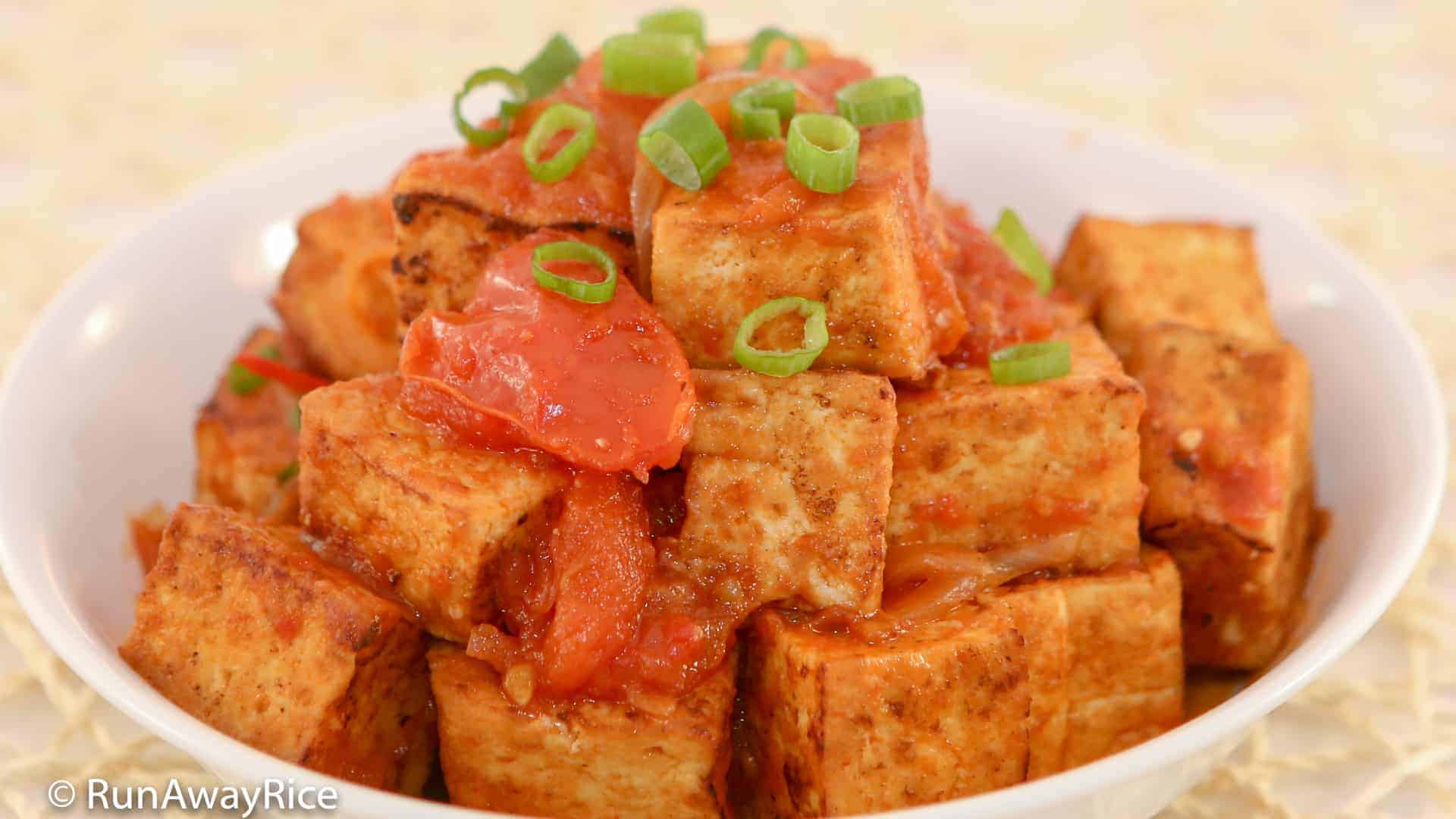 Tofu in Tomato Sauce (Dau Hu Sot Ca) - Just Like Mom's Recipe | runawayrice.com