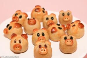 Piggy Mooncakes (Banh Trung Thu / Banh Nuong) | recipe from runawayrice.com