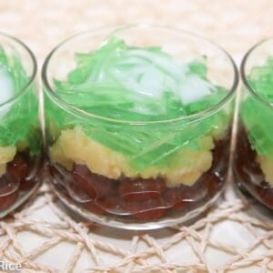 Three Color Dessert (Che Ba Mau) - Super Easy to Make and Super Delicious! | recipe from runawayrice.com