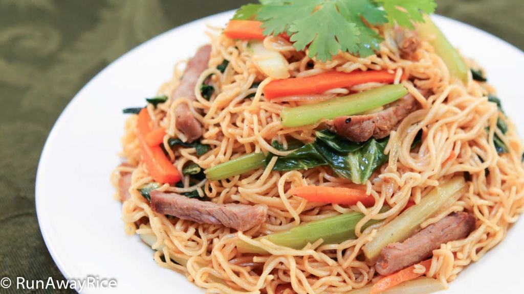 Stir-Fried Egg Noodles - Who won't love oodles of noodles with roast pork and veggies? | recipe from runawayrice.com