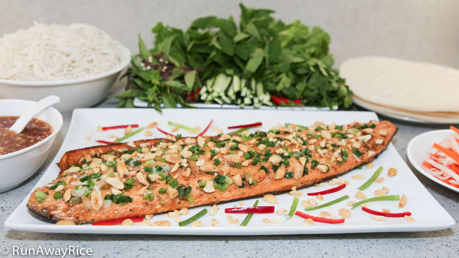 Asian-Style Baked Salmon (Cá Hồi Nướng) - Foolproof way to bake delicious salmon. | recipe from runawayrice.com