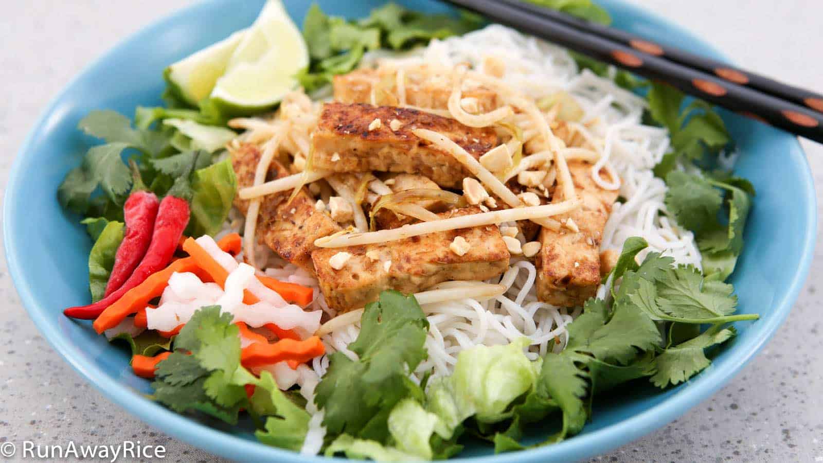 A vegetarian version of a Vietnamese Lemongrass Beef, this is meat-free and full of flavor. | recipe from runawayrice.com | recipe from runawayrice.com