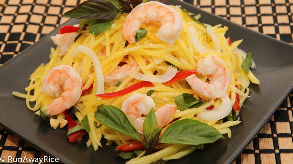 Mango Salad with Shrimp - refreshing flavorful salad that's so easy to make | recipe from runawayrice.com