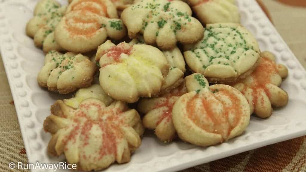 Autumn Cream Cheese Spritz Cookies - buttery and crispy goodness to celebrate the fall! | recipe from runawayrice.com