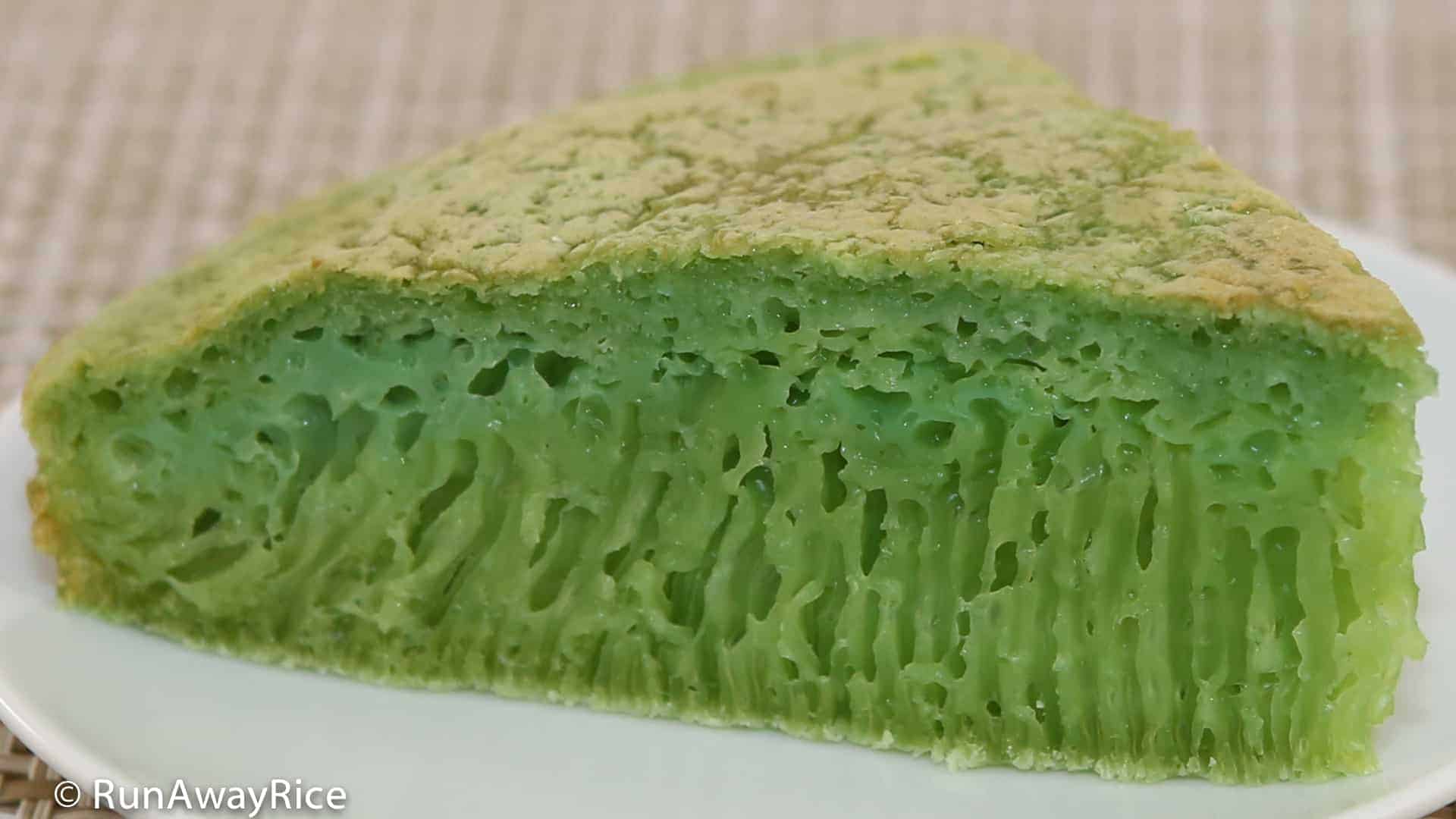 Honeycomb Cake (Banh Bo Nuong) - What makes this cake so beautifully green? | recipe from runawayrice
